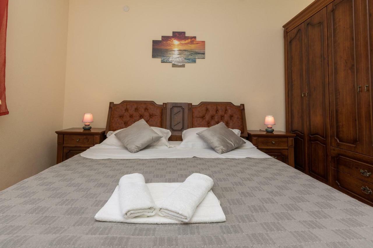 Apartman Mladenka Sukošan Kültér fotó