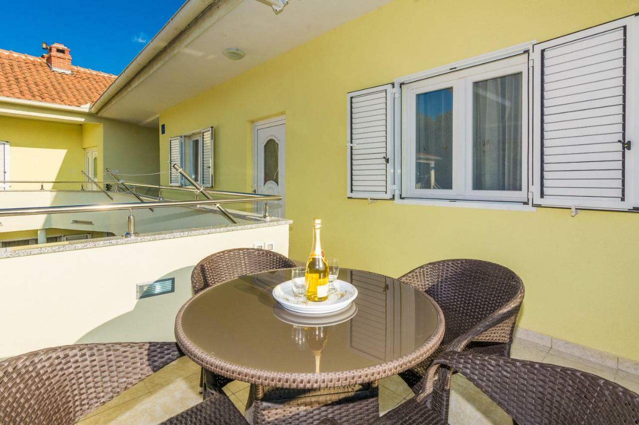 Apartman Mladenka Sukošan Kültér fotó